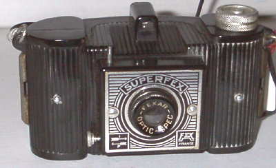 APP0292a
Spec Fexar, f15/60
rotatif, 1 vit.
-
Nom: Superfex (FEX,10)
Marque: FEX; fabricant: -; publicité: -
Pays: France
Date: début: ?1945; fin: ??
Type: (CFFL)
Dimensions: 120x65x70mm; poids: 155
Matière: bakélite; Couleur: noir
Surface sensible: film 127; format: 4x6,5cm
Objectif: nom: Spec Fexar; fabricant:?; ouv./focale: f15/60; fixation : fixe
Diaphragme: type: fixe; ouvertures: f15
Obturateur: nom: rotatif; fabricant: -; vitesses: 1 vit.; pose: B
Retardateur: -; Armement: -
Compte-vues: fenêtre; Protection 2 expos: -
Synchro flash: -; flash intégré: -
Posemètre: type: ?; plage: ?; automatisme: manuel
Mise au point: type: fixe; mini: ?; télémètre: -
Décentrement vert.: -; hor.: -; bascule avant: -; arrière: -
Viseur: galilee; Porte-accessoire: -; Niveau: -
Mode d'emploi: -
Commentaires:
-
Appareil présenté
N° de série: -
N° objectif: -; N° obturateur: -
Accessoires: -; sac: -
APP0292a.jpg