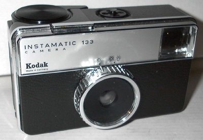 Nom : Instamatic 133 (D)
Marque : KODAKFabricant : Kodak AG
Publicité : XXX
Pays : XXX
Date de début : 0Date de fin : 0
Type : compact 126 (CFFG)
Dimensions, fermé : XXXOuvert : XXX
Poids : XXX
Matière : XXXCouleur : XXX
Surf. sensible : film 126Format : 28 x 28 mm
Objectif :
- Nom : XXXType : XXX
- Marque : XXX
- Ouverture : XXXFocale : XXX
- Fixation : XXXMonture : XXX
Diaphragme :
- Type : XXX
- Ouverture : XXX
Obturateur :
- Nom : XXXType : XXX
- Marque : XXX
- Vitesses : XXXPose : XXX
- Retardateur : XXX
- Armement : XXX
Film, plaque :
- Compte-vues 1 : XXXCompte-vues 2 : XXX
- Protection 2 expos : XXX
- Avancement : XXX
Flash :
- Synchro : XXX
- Flash interne : XXX
Posemètre :
- Type : XXX
- Plage : XXX
- Automatisme : XXX
Mise au point :
- Type : XXXMinimum : XXX
- Télémètre : XXX
Viseurs :
- Viseur 1 : XXX
- Viseur 2 : XXX
- Viseur 3 : XXX
Autres :
Niveau à bulle : XXX
Porte-acc. 1 : XXXPorte-acc. 2 : -
Écrou de pied : XXX
Déc. vertical : XXXHorizontal : XXX
Bascule avant : XXXArrière : XXX
Commentaires : -
Liens web :-
Appareil présenté :
N° de série : XXX
N° objectif : XXXN° obturateur : XXX
Accessoires : -
Notice : XXX
Commentaires : -
N° inventaire : APP0295
APP0295
?, f11/43
?, 1/40,1/80
-
Nom: Instamatic 133 (D)
Marque: KODAK; fabricant: Kodak AG; publicité: -
Pays: Allemagne
Date: début: -1968; fin: -1970
Type: (CFFG)
Dimensions: 115x70x58mm; poids: ?
Matière: plastique; Couleur: noir/chrome
Surface sensible: film 126; format: 28x28mm
Objectif: nom: ?; fabricant:-; ouv./focale: f11/43; fixation : fixe
Diaphragme: type: fixe; ouvertures: ?
Obturateur: nom: ?; fabricant: ?; vitesses: 1/40,1/80; pose: -
Retardateur: -; Armement: -
Compte-vues: fenêtre; Protection 2 expos: oui
Synchro flash: flash-cube; flash intégré: -
Posemètre: type: ?; plage: ?; automatisme: manuel
Mise au point: type: fixe; mini: ?; télémètre: -
Décentrement vert.: -; hor.: -; bascule avant: -; arrière: -
Viseur: galilee; Porte-accessoire: flash cube; Niveau: -
Mode d'emploi: MAN0050
Commentaires:
-
Appareil présenté
N° de série: ymot
N° objectif: -; N° obturateur: -
Accessoires: -; sac: tout prêt (67161)
APP0295.jpg