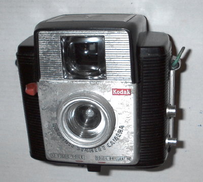 Brownie Starlet (Kodak)
APP0313d
-
Nom: Brownie Starlet (1)
Marque: KODAK; fabricant: Kodak Pathe; publicité: -
Pays: France
Date: début: -1957; fin: -1962
Type: (CFFJ)
Dimensions: 90x88x62mm; poids: 150
Matière: bakélite; Couleur: noir/gris
Surface sensible: film 127; format: 4x4cm
Objectif: nom: ?; fabricant:?; ouv./focale: f11/45; fixation : fixe
Diaphragme: type: rotatif; ouvertures: f11,f16
Obturateur: nom: rotatif; fabricant: ?; vitesses: 1 vit.; pose: -
Retardateur: -; Armement: -
Compte-vues: fenêtre; Protection 2 expos: oui
Synchro flash: AM; flash intégré: -
Posemètre: type: ?; plage: ?; automatisme: manuel
Mise au point: type: fixe; mini: 1,5m; télémètre: -
Décentrement vert.: -; hor.: -; bascule avant: -; arrière: -
Viseur: galilee; Porte-accessoire: flash; Niveau: -
Mode d'emploi: -
Commentaires:
Kodak à droite, diaphragmes soleil voilé et soleil brillant
Modèle > 1961, pour Flash D ou C (voir MAN????)
Publicité de 1960 :
Appareil présenté
N° de série: -
N° objectif: -; N° obturateur: ?
Accessoires: -; sac: boîte d'origine
APP0313d.jpg