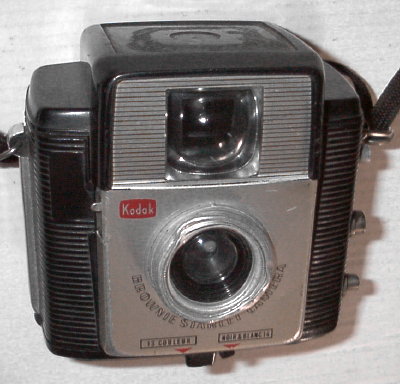 Brownie Starlet (2) (Kodak)
APP0322b
-
Nom: Brownie Starlet (2)
Marque: KODAK; fabricant: Kodak Pathe; publicité: -
Pays: France
Date: début: -1957; fin: 1962
Type: (CFFJ)
Dimensions: 90x88x62mm; poids: ?
Matière: bakélite; Couleur: noir/gris
Surface sensible: film 127; format: 4x4cm
Objectif: nom: ?; fabricant:?; ouv./focale: f11/45; fixation : fixe
Diaphragme: type: rotatif; ouvertures: f11,f16
Obturateur: nom: rotatif; fabricant: ?; vitesses: 1 vit.; pose: -
Retardateur: -; Armement: -
Compte-vues: fenêtre; Protection 2 expos: oui
Synchro flash: AM; flash intégré: -
Posemètre: type: -; plage: ?; automatisme: manuel
Mise au point: type: fixe; mini: 1,5m; télémètre: -
Décentrement vert.: -; hor.: -; bascule avant: -; arrière: -
Viseur: galilee; Porte-accessoire: ampoules magnésiques; Niveau: -
Mode d'emploi: -
Commentaires:
Kodak à gauche, diaphragmes couleur et noir et blanc
Modèle APP0322b.jpg