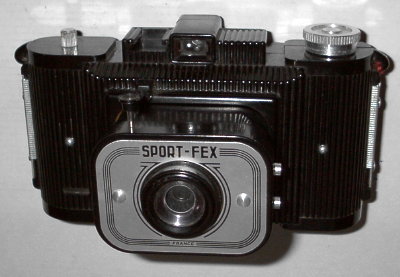 APP0541a
ménisque, f16/95
rotatif, 1 vit.
-
Nom: Sport Fex (FEX,25)
Marque: FEX; fabricant: -; publicité: -
Pays: France
Date: début: ?1950; fin: ??
Type: (CRFO)
Dimensions: 155x90x70;155x90x95mm; poids: 320
Matière: bakélite; Couleur: noir/face avant grise
Surface sensible: film 620; format: 6x9cm
Objectif: nom: ménisque; fabricant:?; ouv./focale: f16/95; fixation : coulissant
Diaphragme: type: fixe; ouvertures: f16
Obturateur: nom: rotatif; fabricant: ?; vitesses: 1 vit.; pose: -
Retardateur: -; Armement: -
Compte-vues: fenêtre; Protection 2 expos: -
Synchro flash: 2 prises; flash intégré: -
Posemètre: type: ?; plage: ?; automatisme: manuel
Mise au point: type: fixe; mini: ?; télémètre: -
Décentrement vert.: -; hor.: -; bascule avant: -; arrière: -
Viseur: galilee; Porte-accessoire: sabot; Niveau: -
Mode d'emploi: -
Commentaires:
-
Appareil présenté
N° de série: -
N° objectif: -; N° obturateur: ?
Accessoires: -; sac: -
APP0541a.jpg