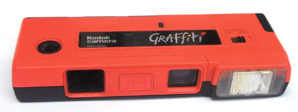 Graffiti (Kodak)
(orange)
APP0544a
-
Nom: Graffiti (orange)
Marque: KODAK; fabricant: -; publicité: -
Pays: Mexique
Date: début: -1989; fin: >1990
Type: (CFFCfh)
Dimensions: 164x27x66mm; poids: 180
Matière: plastique; Couleur: orange/noir
Surface sensible: film 110; format: 13x17mm
Objectif: nom: ?; fabricant:-; ouv./focale: f8/25; fixation : fixe
Diaphragme: type: fixe; ouvertures: f8
Obturateur: nom: ?; fabricant: -; vitesses: 1/125,1/210; pose: -
Retardateur: -; Armement: -
Compte-vues: fenêtre; Protection 2 expos: oui
Synchro flash: X; flash intégré: électronique
Posemètre: type: -; plage: -; automatisme: -
Mise au point: type: fixe; mini: ?; télémètre: -
Décentrement vert.: -; hor.: -; bascule avant: -; arrière: -
Viseur: galilee; Porte-accessoire: -; Niveau: -
Mode d'emploi: -
Commentaires:
-
Appareil présenté
N° de série: -
N° objectif: -; N° obturateur: -
Accessoires: -; sac: -
APP0544a.jpg