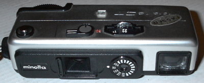 APP0870a
Rokkor, f3,5/23
?, 1/30-1/250
-
Nom: 16 QT (chromé)
Marque: MINOLTA; fabricant: ?; publicité: -
Pays: Japon
Date: début: -1972; fin: -1974
Type: (CFFD)
Dimensions: 110x30x47mm; poids: 140 (sans flash)
Matière: métal; Couleur: chromé/noir
Surface sensible: film 16mm; format: 12x17mm
Objectif: nom: Rokkor; fabricant:?; ouv./focale: f3,5/23; fixation : fixe
Diaphragme: type: ?; ouvertures: f3,5-f22
Obturateur: nom: ?; fabricant: ?; vitesses: 1/30-1/250; pose: -
Retardateur: -; Armement: -
Compte-vues: compteur; Protection 2 expos: oui
Synchro flash: oui; flash intégré: -
Posemètre: type: CdS; plage: 50-400 Asa; automatisme: ?
Mise au point: type: pae symboles; mini: 1m; télémètre: -
Décentrement vert.: -; hor.: -; bascule avant: -; arrière: -
Viseur: collimaté; Porte-accessoire: flash cube; Niveau: -
Mode d'emploi: ?
Commentaires:
rappel de la distance dans le viseur
pile PX30 (2 PX825)
Appareil présenté
N° de série: 146345
N° objectif: -; N° obturateur: -
Accessoires: ?; sac: ?
APP0870a.jpg
