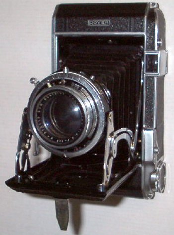 Appareil photo bi-format.
Nom : Royer IV
Marque : ROYERFabricant : Sito
Publicité : -
Pays : France
Date de début : < 1940Date de fin : 9999
Type : folding 6 x 9 à érection automatique (FAFO)
Dimensions, fermé : 93 x 160 x 45 mmOuvert : 93 x 160 x 130 mm
Poids : 740 g
Matière : fonte d'alu gainéeCouleur : noir
Surf. sensible : XXXFormat : 6 x 9 cm ; 4,5 x 6 cm
Objectif :
- Nom : FlorType : XXX
- Marque : Berthiot
- Ouverture : 3,5Focale : 105 mm
- Fixation : rentrant à souffletMonture : non interchangeable
Diaphragme :
- Type : iris
- Ouverture : 3,5 à 32
Obturateur :
- Nom : XXXType : central
- Marque : Sito
- Vitesses : 1 s à 1/300 sPose : B
- Retardateur : oui
- Armement : XXX
Film, plaque :
- Compte-vues 1 : fenêtre inactinique avec cache
- Protection 2 expos : oui
- Avancement : XXX
Flash :
- Synchro : X
- Flash interne : non
Posemètre :
- Type : sans
- Plage : -
- Automatisme : manuel
Mise au point :
- Type : frontaleMinimum : 1,8 m
- Télémètre : non
Viseurs :
- Viseur 1 : galilée fixe
Autres :
Niveau à bulle : non
Porte-acc. 1 : -Porte-acc. 2 : -
Écrou de pied : XXX
Déc. vertical : -Horizontal : -
Bascule avant : -Arrière : -
Commentaires : -
Liens web :-
Appareil présenté :
N° de série : XXX
N° objectif : 993116 (1950)N° obturateur : -
Accessoires : • Sac tout-prêt Royer.
Notice : -
Commentaires : -
N° inventaire : APP1362
APP1362.jpg