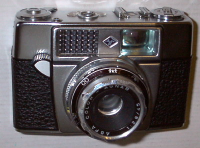 Nom : Optima Ia
Marque : AGFAFabricant : Agfa
Publicité : -
Pays : Allemagne
Date de début : 0Date de fin : 0
Type : compact 24 x 36 (CFFH)
Dimensions, fermé : XXXOuvert : XXX
Poids : XXX
Matière : XXXCouleur : XXX
Surf. sensible : cartouche 135Format : 24 x 36 mm
Objectif :
- Nom : AgnarType : XXX
- Marque : XXX
- Ouverture : XXXFocale : XXX
- Fixation : XXXMonture : XXX
Diaphragme :
- Type : XXX
- Ouverture : XXX
Obturateur :
- Nom : OptimatType : XXX
- Marque : XXX
- Vitesses : XXXPose : XXX
- Retardateur : XXX
- Armement : XXX
Film, plaque :
- Compte-vues 1 : XXXCompte-vues 2 : XXX
- Protection 2 expos : XXX
- Avancement : XXX
Flash :
- Synchro : XXX
- Flash interne : XXX
Posemètre :
- Type : XXX
- Plage : XXX
- Automatisme : XXX
Mise au point :
- Type : XXXMinimum : XXX
- Télémètre : XXX
Viseurs :
- Viseur 1 : XXX
- Viseur 2 : XXX
- Viseur 3 : XXX
Autres :
Niveau à bulle : XXX
Porte-acc. 1 : XXXPorte-acc. 2 : -
Écrou de pied : XXX
Déc. vertical : XXXHorizontal : XXX
Bascule avant : XXXArrière : XXX
Commentaires : -
Liens web :-
Appareil présenté :
N° de série : XXX
N° objectif : XXXN° obturateur : XXX
Accessoires : -
Notice : XXX
Commentaires : -
N° inventaire : APP1364
Nom: Optima Ia
Marque: AGFA; fabricant: -; publicité: -
Pays: Allemagne
Date: début: -1962; fin: ?1969
Type: (CFFH)
Dimensions: 121x82x68mm; poids: 400
Matière: plastique/métal; Couleur: noir/chromé
Surface sensible: film 135; format: 24x36mm
Objectif: nom: Agnar; fabricant:Agfa; ouv./focale: f2,8/45; fixation : fixe
Diaphragme: type: iris; ouvertures: f2,8-f22
Obturateur: nom: Optimat; fabricant: ?; vitesses: 1/30(f2,8)-1/260(f5,6-f22); pose: B
Retardateur: ?; Armement: -
Compte-vues: 0-36; Protection 2 expos: oui
Synchro flash: oui; flash intégré: -
Posemètre: type: Sélénium couplée; plage: 10-200 ASA; automatisme: programmé
Mise au point: type: frontale; mini: 1m; télémètre: -
Décentrement vert.: -; hor.: -; bascule avant: -; arrière: -
Viseur: collimaté; Porte-accessoire: sabot synchronisé; Niveau: -
Mode d'emploi: MAN0259
Commentaires:
signal vert/rouge dans le viseur
Appareil présenté
N° de série: WK 4062 AX
N° objectif: -; N° obturateur: -
Accessoires: -; sac: tout prêt Agfa, brun (6119)
APP1364.jpg