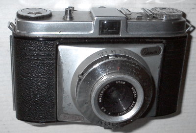 Commentaires:
- Version de la 022 faite spécialement pour la France.
- Rappel du type de film sur le bouton de rembobinage.
Appareil présenté
N° de série : 410960
N° objectif : - ; N° obturateur : -
Accessoires, sac :
- sac tout-prêt kodak (12TP)
Notice: MAN0063, MAN0234
Commentaires :
- Marquage au dos: marque Mon Gambs, Lyon
APP1378.jpg