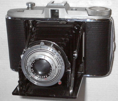 Nom : Isolette 4,5
Marque : AGFAFabricant : Agfa
Publicité : -
Pays : Allemagne
Date de début : 0Date de fin : 0
Type : folding 6 x 6 (FAFM)
Dimensions, fermé : XXXOuvert : XXX
Poids : XXX
Matière : XXXCouleur : XXX
Surf. sensible : film 120Format : 6 x 6 cm
Objectif :
- Nom : ApotarType : XXX
- Marque : XXX
- Ouverture : XXXFocale : XXX
- Fixation : XXXMonture : XXX
Diaphragme :
- Type : XXX
- Ouverture : XXX
Obturateur :
- Nom : Prontor SType : XXX
- Marque : XXX
- Vitesses : XXXPose : XXX
- Retardateur : XXX
- Armement : XXX
Film, plaque :
- Compte-vues 1 : XXXCompte-vues 2 : XXX
- Protection 2 expos : XXX
- Avancement : XXX
Flash :
- Synchro : XXX
- Flash interne : XXX
Posemètre :
- Type : XXX
- Plage : XXX
- Automatisme : XXX
Mise au point :
- Type : XXXMinimum : XXX
- Télémètre : XXX
Viseurs :
- Viseur 1 : XXX
- Viseur 2 : XXX
- Viseur 3 : XXX
Autres :
Niveau à bulle : XXX
Porte-acc. 1 : XXXPorte-acc. 2 : -
Écrou de pied : XXX
Déc. vertical : XXXHorizontal : XXX
Bascule avant : XXXArrière : XXX
Commentaires : -
Liens web :-
Appareil présenté :
N° de série : XXX
N° objectif : XXXN° obturateur : XXX
Accessoires : -
Notice : XXX
Commentaires : -
N° inventaire : APP1465
Nom: Isolette 4,5 (Prontor S)
Marque: AGFA; fabricant: ?; publicité: -
Pays: Allemagne
Date: début: -1938; fin: -1942
Type: (FAFMh)
Dimensions: 140x95x37;140x95x100mm; poids: 540
Matière: métal gainé; Couleur: noir/chromé
Surface sensible: film 120; format: 6x6cm
Objectif: nom: Apotar; fabricant:Agfa; ouv./focale: f4,5/85mm; fixation : fixe
Diaphragme: type: iris; ouvertures: f4,5-f32
Obturateur: nom: Prontor S; fabricant: Gauthier; vitesses: 1-1/300; pose: B
Retardateur: oui; Armement: -
Compte-vues: fenêtre; Protection 2 expos: oui
Synchro flash: X; flash intégré: -
Posemètre: type: -; plage: -; automatisme: manuel
Mise au point: type: frontale; mini: 1m; télémètre: -
Décentrement vert.: -; hor.: -; bascule avant: -; arrière: -
Viseur: galilee; Porte-accessoire: sabot non synchronisé; Niveau: -
Mode d'emploi: -
Commentaires:
capot gris; sabot; mono-format
Appareil présenté
N° de série: -
N° objectif: 395176; N° obturateur: -
Accessoires: -; sac: tout prêt Agfa
APP1465.jpg