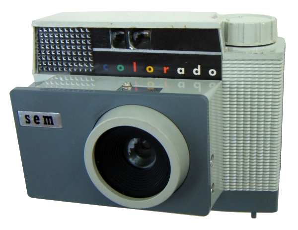 Nom : Colorado (2)
Marque : SEMFabricant : XXX
Publicité : XXX
Pays : XXX
Date de début : 0Date de fin : 0
Type : compact (CFFK)
Dimensions, fermé : XXXOuvert : XXX
Poids : XXX
Matière : XXXCouleur : XXX
Surf. sensible : film 120Format : 4 x 4 cm, 24 x 36 mm
Objectif :
- Nom : ménisqueType : XXX
- Marque : XXX
- Ouverture : XXXFocale : XXX
- Fixation : XXXMonture : XXX
Diaphragme :
- Type : XXX
- Ouverture : XXX
Obturateur :
- Nom : rotatifType : XXX
- Marque : XXX
- Vitesses : XXXPose : XXX
- Retardateur : XXX
- Armement : XXX
Film, plaque :
- Compte-vues 1 : XXXCompte-vues 2 : XXX
- Protection 2 expos : XXX
- Avancement : XXX
Flash :
- Synchro : XXX
- Flash interne : XXX
Posemètre :
- Type : XXX
- Plage : XXX
- Automatisme : XXX
Mise au point :
- Type : XXXMinimum : XXX
- Télémètre : XXX
Viseurs :
- Viseur 1 : XXX
- Viseur 2 : XXX
- Viseur 3 : XXX
Autres :
Niveau à bulle : XXX
Porte-acc. 1 : XXXPorte-acc. 2 : -
Écrou de pied : XXX
Déc. vertical : XXXHorizontal : XXX
Bascule avant : XXXArrière : XXX
Commentaires : -
Liens web :-
Appareil présenté :
N° de série : XXX
N° objectif : XXXN° obturateur : XXX
Accessoires : -
Notice : XXX
Commentaires : -
N° inventaire : APP1558
APP1558
ménisque, f11/?
rotatif, 1/30,1/60
-
Nom: Colorado (2)
Marque: SEM; fabricant: -; publicité: -
Pays: France
Date: début: ?1959; fin: ??
Type: (CFFK)
Dimensions: 120x93x67mmmm; poids: 220
Matière: plastique; Couleur: gris
Surface sensible: film 120; format: 4x4,24x36mm
Objectif: nom: ménisque; fabricant:?; ouv./focale: f11/?; fixation : fixe
Diaphragme: type: rotatif; ouvertures: noir/couleur
Obturateur: nom: rotatif; fabricant: ?; vitesses: 1/30,1/60; pose: -
Retardateur: -; Armement: molette
Compte-vues: fenêtre (x2); Protection 2 expos: oui
Synchro flash: oui; flash intégré: -
Posemètre: type: -; plage: -; automatisme: manuel
Mise au point: type: fixe; mini: ?; télémètre: -
Décentrement vert.: -; hor.: -; bascule avant: -; arrière: -
Viseur: galilée (2 positions); Porte-accessoire: support flash; Niveau: -
Mode d'emploi: -
Commentaires:
16 vues 4x4cm ou 20 vues 24x36mm
Appareil présenté
N° de série: -
N° objectif: -; N° obturateur: -
Accessoires: -; sac: -
APP1558.jpg