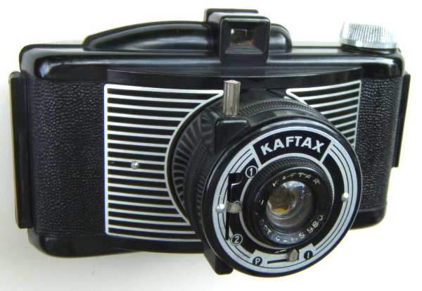 Nom : Kaftax (I)
Marque : KAFTAFabricant : XXX
Publicité : XXX
Pays : XXX
Date de début : 0Date de fin : 0
Type : compact 6 x 9 (CRFO)
Dimensions, fermé : XXXOuvert : XXX
Poids : XXX
Matière : XXXCouleur : XXX
Surf. sensible : film 620Format : 6 x 9 cm
Objectif :
- Nom : KaftarType : XXX
- Marque : XXX
- Ouverture : XXXFocale : XXX
- Fixation : XXXMonture : XXX
Diaphragme :
- Type : XXX
- Ouverture : XXX
Obturateur :
- Nom : rotatifType : XXX
- Marque : XXX
- Vitesses : XXXPose : XXX
- Retardateur : XXX
- Armement : XXX
Film, plaque :
- Compte-vues 1 : XXXCompte-vues 2 : XXX
- Protection 2 expos : XXX
- Avancement : XXX
Flash :
- Synchro : XXX
- Flash interne : XXX
Posemètre :
- Type : XXX
- Plage : XXX
- Automatisme : XXX
Mise au point :
- Type : XXXMinimum : XXX
- Télémètre : XXX
Viseurs :
- Viseur 1 : XXX
- Viseur 2 : XXX
- Viseur 3 : XXX
Autres :
Niveau à bulle : XXX
Porte-acc. 1 : XXXPorte-acc. 2 : -
Écrou de pied : XXX
Déc. vertical : XXXHorizontal : XXX
Bascule avant : XXXArrière : XXX
Commentaires : -
Liens web :-
Appareil présenté :
N° de série : XXX
N° objectif : XXXN° obturateur : XXX
Accessoires : -
Notice : XXX
Commentaires : -
N° inventaire : APP1559
Nom: Kaftax (I)
Marque: KAFTA; fabricant: -; publicité: -
Pays: France
Date: début: APP1559.jpg