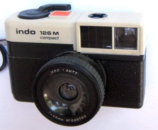 Nom : Compact 126M
Marque : FEXFabricant : Indo
Publicité : -
Pays : France
Date de début : c. 1980Date de fin : 9999
Type : compact 126 (CFFG)
Dimensions, fermé : 104 x 69 x 59 mmOuvert : -
Poids : 126 g
Matière : plastiqueCouleur : noir, gris
Surf. sensible : cassette 126Format : 28 x 28 mm
Objectif :
- Nom : -Type : simple (ménisque ou achromatique)
- Marque : Ugo Lantz
- Ouverture : XXXFocale : 45 mm
- Fixation : fixeMonture : non interchangeable
Diaphragme :
- Type : fixe
- Ouverture : XXX
Obturateur :
- Nom : -Type : rotatif
- Marque : -
- Vitesses : 1 vitessePose : non
- Retardateur : non
- Armement : couplé à l'avance du film
Film, plaque :
- Compte-vues 1 : fenêtre transparente
- Protection 2 expos : oui
- Avancement : levier
Flash :
- Synchro : X, M
- Flash interne : non
Posemètre :
- Type : sans
- Plage : -
- Automatisme : manuel
Mise au point :
- Type : fixeMinimum : XXX
- Télémètre : non
Viseurs :
- Viseur 1 : galilée fixe
Autres :
Niveau à bulle : non
Porte-acc. 1 : magi-cubePorte-acc. 2 : -
Écrou de pied : -
Déc. vertical : -Horizontal : -
Bascule avant : -Arrière : -
Commentaires : -
Liens web :Sur le site collection-appareils.fr : voir ici
-
Appareil présenté :
N° de série : -
N° objectif : -N° obturateur : -
Accessoires : -
Notice : -
Commentaires : -
N° inventaire : APP1682
APP1682.jpg