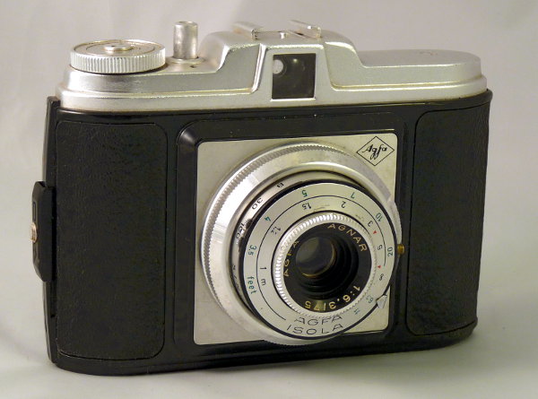 Nom : Isola
Marque : AGFAFabricant : Agfa KW
Publicité : XXX
Pays : XXX
Date de début : 0Date de fin : 0
Type : compact 6 x 6 (CRFM)
Dimensions, fermé : XXXOuvert : XXX
Poids : XXX
Matière : XXXCouleur : XXX
Surf. sensible : film 120Format : 6 x 6 cm
Objectif :
- Nom : AgnarType : XXX
- Marque : XXX
- Ouverture : XXXFocale : XXX
- Fixation : XXXMonture : XXX
Diaphragme :
- Type : XXX
- Ouverture : XXX
Obturateur :
- Nom : SingloType : XXX
- Marque : XXX
- Vitesses : XXXPose : XXX
- Retardateur : XXX
- Armement : XXX
Film, plaque :
- Compte-vues 1 : XXXCompte-vues 2 : XXX
- Protection 2 expos : XXX
- Avancement : XXX
Flash :
- Synchro : XXX
- Flash interne : XXX
Posemètre :
- Type : XXX
- Plage : XXX
- Automatisme : XXX
Mise au point :
- Type : XXXMinimum : XXX
- Télémètre : XXX
Viseurs :
- Viseur 1 : XXX
- Viseur 2 : XXX
- Viseur 3 : XXX
Autres :
Niveau à bulle : XXX
Porte-acc. 1 : XXXPorte-acc. 2 : -
Écrou de pied : XXX
Déc. vertical : XXXHorizontal : XXX
Bascule avant : XXXArrière : XXX
Commentaires : -
Liens web :-
Appareil présenté :
N° de série : XXX
N° objectif : XXXN° obturateur : XXX
Accessoires : -
Notice : XXX
Commentaires : -
N° inventaire : APP1788
Nom: Isola
Marque: AGFA; fabricant: Agfa KW; publicité: -
Pays: Allemagne
Date: début: -1956; fin: ?1957
Type: (CRFM)
Dimensions: 140x100x75;140x100x95mm; poids: ?
Matière: métal/plastique; Couleur: noir/gris
Surface sensible: film 120; format: 6x6cm
Objectif: nom: Agnar; fabricant:?; ouv./focale: f6,3/75; fixation : coulissant
Diaphragme: type: rotatif; ouvertures: f6,3,f11
Obturateur: nom: Singlo; fabricant: Gauthier; vitesses: 1/30,1/100; pose: B
Retardateur: -; Armement: -
Compte-vues: fenêtre; Protection 2 expos: oui
Synchro flash: X; flash intégré: -
Posemètre: type: ?; plage: ?; automatisme: manuel
Mise au point: type: frontale; mini: 1m; télémètre: -
Décentrement vert.: -; hor.: -; bascule avant: -; arrière: -
Viseur: galilee; Porte-accessoire: sabot; Niveau: -
Mode d'emploi: -
Commentaires:
-
Appareil présenté
N° de série: ?
N° objectif: -; N° obturateur: ?
Accessoires: -; sac: tout prêt
APP1788.jpg