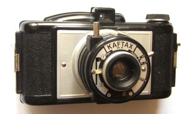 Nom : Kaftax (IIb)
Marque : KAFTAFabricant : XXX
Publicité : XXX
Pays : XXX
Date de début : 0Date de fin : 0
Type : compact 6 x 9 (CRFO)
Dimensions, fermé : XXXOuvert : XXX
Poids : XXX
Matière : XXXCouleur : XXX
Surf. sensible : film 620Format : 6 x 9 cm
Objectif :
- Nom : ménisqueType : XXX
- Marque : XXX
- Ouverture : XXXFocale : XXX
- Fixation : XXXMonture : XXX
Diaphragme :
- Type : XXX
- Ouverture : XXX
Obturateur :
- Nom : rotatifType : XXX
- Marque : XXX
- Vitesses : XXXPose : XXX
- Retardateur : XXX
- Armement : XXX
Film, plaque :
- Compte-vues 1 : XXXCompte-vues 2 : XXX
- Protection 2 expos : XXX
- Avancement : XXX
Flash :
- Synchro : XXX
- Flash interne : XXX
Posemètre :
- Type : XXX
- Plage : XXX
- Automatisme : XXX
Mise au point :
- Type : XXXMinimum : XXX
- Télémètre : XXX
Viseurs :
- Viseur 1 : XXX
- Viseur 2 : XXX
- Viseur 3 : XXX
Autres :
Niveau à bulle : XXX
Porte-acc. 1 : XXXPorte-acc. 2 : -
Écrou de pied : XXX
Déc. vertical : XXXHorizontal : XXX
Bascule avant : XXXArrière : XXX
Commentaires : -
Liens web :-
Appareil présenté :
N° de série : -
N° objectif : -N° obturateur : -
Accessoires : Sac tout-prêt.
Notice : -
Commentaires : -
N° inventaire : APP1826
Nom: Kaftax (IIb)
Marque: KAFTA; fabricant: -; publicité: -
Pays: France
Date: début: ?1950; fin: ?
Type: (CRFO)
Dimensions: 170x90x85;170x90x100mm; poids: 380g
Matière: bakélite; Couleur: noir
Surface sensible: film 620; format: 6x9cm
Objectif: nom: ménisque; fabricant:?; ouv./focale: f11/80; fixation : coulissant
Diaphragme: type: rotatif; ouvertures: f11,f16
Obturateur: nom: rotatif; fabricant: ?; vitesses: 1 vitesse; pose: B
Retardateur: -; Armement: molette
Compte-vues: fenêtre; Protection 2 expos: -
Synchro flash: oui; flash intégré: -
Posemètre: type: -; plage: -; automatisme: manuel
Mise au point: type: frontale; mini: 90cm; télémètre: -
Décentrement vert.: -; hor.: -; bascule avant: -; arrière: -
Viseur: galilee; Porte-accessoire: -; Niveau: -
Mode d'emploi: -
Commentaires:
glissières de fermeture différentes (grises)
APP1826.jpg