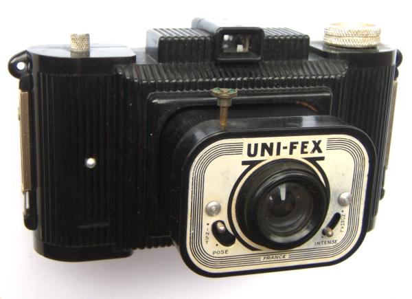 Nom : Uni-Fex (FEY,2)
Marque : FEXFabricant : XXX
Publicité : XXX
Pays : XXX
Date de début : 0Date de fin : 0
Type : compact 6 x 9 (CRFO)
Dimensions, fermé : XXXOuvert : XXX
Poids : XXX
Matière : XXXCouleur : XXX
Surf. sensible : film 620Format : 6 x 9 cm
Objectif :
- Nom : XXXType : XXX
- Marque : XXX
- Ouverture : XXXFocale : XXX
- Fixation : XXXMonture : XXX
Diaphragme :
- Type : XXX
- Ouverture : XXX
Obturateur :
- Nom : rotatifType : XXX
- Marque : XXX
- Vitesses : XXXPose : XXX
- Retardateur : XXX
- Armement : XXX
Film, plaque :
- Compte-vues 1 : XXXCompte-vues 2 : XXX
- Protection 2 expos : XXX
- Avancement : XXX
Flash :
- Synchro : XXX
- Flash interne : XXX
Posemètre :
- Type : XXX
- Plage : XXX
- Automatisme : XXX
Mise au point :
- Type : XXXMinimum : XXX
- Télémètre : XXX
Viseurs :
- Viseur 1 : XXX
- Viseur 2 : XXX
- Viseur 3 : XXX
Autres :
Niveau à bulle : XXX
Porte-acc. 1 : XXXPorte-acc. 2 : -
Écrou de pied : XXX
Déc. vertical : XXXHorizontal : XXX
Bascule avant : XXXArrière : XXX
Commentaires : -
Liens web :-
Appareil présenté :
N° de série : XXX
N° objectif : XXXN° obturateur : XXX
Accessoires : -
Notice : XXX
Commentaires : -
N° inventaire : APP1853
APP1853
?, f11/70
rotatif, 1 vit.
-
Nom: Uni-Fex (FEY,2)
Marque: FEX; fabricant: -; publicité: -
Pays: France
Date: début: ?1950; fin: ?
Type: (CRFO)
Dimensions: 155x90x70;155x90x95mm; poids: 350g
Matière: bakélite; Couleur: noir
Surface sensible: film 620; format: 6x9cm
Objectif: nom: ?; fabricant:?; ouv./focale: f11/70; fixation : coulissant
Diaphragme: type: rotatif; ouvertures: 2 ouv.
Obturateur: nom: rotatif; fabricant: ?; vitesses: 1 vit.; pose: B
Retardateur: -; Armement: molette
Compte-vues: fenêtre; Protection 2 expos: -
Synchro flash: -; flash intégré: -
Posemètre: type: -; plage: -; automatisme: manuel
Mise au point: type: fixe; mini: 1,5m; télémètre: -
Décentrement vert.: -; hor.: -; bascule avant: -; arrière: -
Viseur: galilee; Porte-accessoire: -; Niveau: -
Mode d'emploi: -
Commentaires:
sans sabot flash
Appareil présenté
N° de série: -
N° objectif: -; N° obturateur: -
Accessoires: -; sac: -
APP1853.jpg