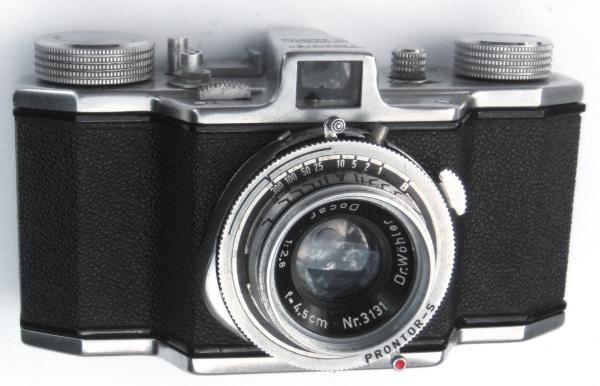 APP1965
Docar, f2,8/4,5cm
Prontor S, 1-1/300s
-
Nom: Favor I (Prontor S)
Marque: WOHLER; fabricant: Dr Wohler, Saar; publicité: -
Pays: Saar
Date: début: ?1950; fin: ??
Type: (CFFH)
Dimensions: 125x68x66mmmm; poids: 420g
Matière: métal; Couleur: noir/chromé
Surface sensible: film 135; format: 24x36mm
Objectif: nom: Docar; fabricant:Wohler; ouv./focale: f2,8/4,5cm; fixation : fixe
Diaphragme: type: iris; ouvertures: f2,8-f16
Obturateur: nom: Prontor S; fabricant: Gauthier; vitesses: 1-1/300s; pose: B
Retardateur: oui; Armement: -
Compte-vues: compteur; Protection 2 expos: oui
Synchro flash: V,X,M; flash intégré: -
Posemètre: type: -; plage: -; automatisme: manuel
Mise au point: type: hélicoïdale; mini: 1,2m; télémètre: -
Décentrement vert.: -; hor.: -; bascule avant: -; arrière: -
Viseur: galilée; Porte-accessoire: sabot non synchronisé; Niveau: -
Mode d'emploi: -
Commentaires:
-
Appareil présenté
N° de série: 13087
N° objectif: 3131; N° obturateur: -
Accessoires: -; sac: tout prêt Favor
APP1965.jpg