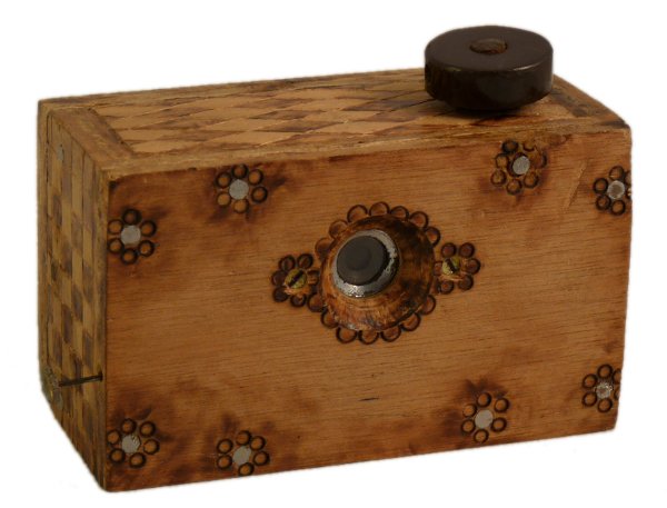 Nom : appareil en bois FE
Marque : XXXFabricant : XXX
Publicité : XXX
Pays : XXX
Date de début : 0Date de fin : 0
Type : compact (CFF_)
Dimensions, fermé : XXXOuvert : XXX
Poids : XXX
Matière : XXXCouleur : XXX
Surf. sensible : film 135Format : XXX
Objectif :
- Nom : XXXType : XXX
- Marque : XXX
- Ouverture : XXXFocale : XXX
- Fixation : XXXMonture : XXX
Diaphragme :
- Type : XXX
- Ouverture : XXX
Obturateur :
- Nom : XXXType : XXX
- Marque : XXX
- Vitesses : XXXPose : XXX
- Retardateur : XXX
- Armement : XXX
Film, plaque :
- Compte-vues 1 : XXXCompte-vues 2 : XXX
- Protection 2 expos : XXX
- Avancement : XXX
Flash :
- Synchro : XXX
- Flash interne : XXX
Posemètre :
- Type : XXX
- Plage : XXX
- Automatisme : XXX
Mise au point :
- Type : XXXMinimum : XXX
- Télémètre : XXX
Viseurs :
- Viseur 1 : XXX
- Viseur 2 : XXX
- Viseur 3 : XXX
Autres :
Niveau à bulle : XXX
Porte-acc. 1 : XXXPorte-acc. 2 : -
Écrou de pied : XXX
Déc. vertical : XXXHorizontal : XXX
Bascule avant : XXXArrière : XXX
Commentaires : -
Liens web :-
Appareil présenté :
N° de série : XXX
N° objectif : XXXN° obturateur : XXX
Accessoires : -
Notice : XXX
Commentaires : -
N° inventaire : APP1993
Nom: appareil en bois FE
Marque: ?; fabricant: -; publicité:
Pays: ?
Date: début: ??; fin: ??
Type: (CFF_)
Dimensions: ?mm; poids: ?
Matière: ?; Couleur: ?
Surface sensible: film 135; format: ?
Objectif: nom: ?; fabricant:?; ouv./focale: ?; fixation : ?
Diaphragme: type: ?; ouvertures: ?
Obturateur: nom: ?; fabricant: ?; vitesses: ?; pose: ?
Retardateur: ?; Armement: ?
Compte-vues: ?; Protection 2 expos: ?
Synchro flash: ?; flash intégré: ?
Posemètre: type: ?; plage: ?; automatisme: ?
Mise au point: type: ?; mini: ?; télémètre: ?
Décentrement vert.: ?; hor.: ?; bascule avant: ?; arrière: ?
Viseur: ?; Porte-accessoire: ?; Niveau: ?
Mode d'emploi: -
Commentaires:
-
Appareil présenté
N° de série: -
N° objectif: -; N° obturateur: -
Accessoires: ; sac: sac tout prêt en cuir
APP1993.jpg