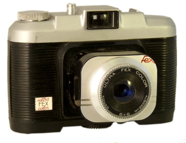 Nom : Ultra-Fex Color (type 3)
Marque : FEXFabricant : XXX
Publicité : XXX
Pays : XXX
Date de début : 0Date de fin : 0
Type : compact 6 x 6 (CRFM)
Dimensions, fermé : XXXOuvert : XXX
Poids : XXX
Matière : XXXCouleur : XXX
Surf. sensible : film 620Format : 6 x 6 cm
Objectif :
- Nom : TonarType : XXX
- Marque : XXX
- Ouverture : XXXFocale : XXX
- Fixation : XXXMonture : XXX
Diaphragme :
- Type : XXX
- Ouverture : XXX
Obturateur :
- Nom : rotatifType : XXX
- Marque : XXX
- Vitesses : XXXPose : XXX
- Retardateur : XXX
- Armement : XXX
Film, plaque :
- Compte-vues 1 : XXXCompte-vues 2 : XXX
- Protection 2 expos : XXX
- Avancement : XXX
Flash :
- Synchro : XXX
- Flash interne : XXX
Posemètre :
- Type : XXX
- Plage : XXX
- Automatisme : XXX
Mise au point :
- Type : XXXMinimum : XXX
- Télémètre : XXX
Viseurs :
- Viseur 1 : XXX
- Viseur 2 : XXX
- Viseur 3 : XXX
Autres :
Niveau à bulle : XXX
Porte-acc. 1 : XXXPorte-acc. 2 : -
Écrou de pied : XXX
Déc. vertical : XXXHorizontal : XXX
Bascule avant : XXXArrière : XXX
Commentaires : -
Liens web :-
Appareil présenté :
N° de série : XXX
N° objectif : XXXN° obturateur : XXX
Accessoires : -
Notice : XXX
Commentaires : -
N° inventaire : APP2026
APP2026
Tonar, ?
rotatif, 1 vitesse
type 3
-
Nom: Ultra-Fex Color (type 3)
Marque: FEX; fabricant: -; publicité: -
Pays: France
Date: début: -1960; fin: -1961
Type: (CRFM)
Dimensions: 137x97x68;137x97x87mm; poids: ?
Matière: bakélite; Couleur: noir/gris
Surface sensible: film 620; format: 6x6cm
Objectif: nom: Tonar; fabricant:Tourret-Narat; ouv./focale: ?; fixation : coulissant
Diaphragme: type: fixe; ouvertures: ?
Obturateur: nom: rotatif; fabricant: ?; vitesses: 1 vitesse; pose: -
Retardateur: -; Armement: -
Compte-vues: fenêtre; Protection 2 expos: -
Synchro flash: X; flash intégré: -
Posemètre: type: -; plage: -; automatisme: -
Mise au point: type: fixe; mini: ?; télémètre: -
Décentrement vert.: -; hor.: -; bascule avant: -; arrière: -
Viseur: simple (carré); Porte-accessoire: sabot non synchronisé; Niveau: -
Mode d'emploi: -
Commentaires:
-
Appareil présenté
N° de série: -
N° objectif: 352674; N° obturateur: -
Accessoires: -; sac: sac tout prêt Fex
APP2026.jpg