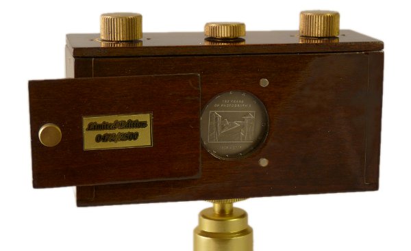 Nom : Camera obscura
Marque : XXXFabricant : XXX
Publicité : XXX
Pays : XXX
Date de début : 0Date de fin : 0
Type : compact 24 x 36 (CFFH)
Dimensions, fermé : XXXOuvert : XXX
Poids : XXX
Matière : XXXCouleur : XXX
Surf. sensible : film 135Format : 24 x 36 mm
Objectif :
- Nom : XXXType : XXX
- Marque : XXX
- Ouverture : XXXFocale : XXX
- Fixation : XXXMonture : XXX
Diaphragme :
- Type : XXX
- Ouverture : XXX
Obturateur :
- Nom : XXXType : XXX
- Marque : XXX
- Vitesses : XXXPose : XXX
- Retardateur : XXX
- Armement : XXX
Film, plaque :
- Compte-vues 1 : XXXCompte-vues 2 : XXX
- Protection 2 expos : XXX
- Avancement : XXX
Flash :
- Synchro : XXX
- Flash interne : XXX
Posemètre :
- Type : XXX
- Plage : XXX
- Automatisme : XXX
Mise au point :
- Type : XXXMinimum : XXX
- Télémètre : XXX
Viseurs :
- Viseur 1 : XXX
- Viseur 2 : XXX
- Viseur 3 : XXX
Autres :
Niveau à bulle : XXX
Porte-acc. 1 : XXXPorte-acc. 2 : -
Écrou de pied : XXX
Déc. vertical : XXXHorizontal : XXX
Bascule avant : XXXArrière : XXX
Commentaires : -
Liens web :-
Appareil présenté :
N° de série : XXX
N° objectif : XXXN° obturateur : XXX
Accessoires : -
Notice : XXX
Commentaires : -
N° inventaire : APP2045
Nom: Camera obscura
Marque: ?; fabricant: -; publicité:
Pays: ?
Date: début: ??; fin: ??
Type: compact 24x36 (CFFH)
Dimensions: ?mm; poids: ?
Matière: bois verni ; Couleur: ?
Surface sensible: film 135 ; format: 24 x 36 mm
Objectif: type: sténopé; fabricant:?; ouv./focale: ?; fixation : ?
Diaphragme: type: ?; ouvertures: ?
Obturateur: nom: ?; fabricant: ?; vitesses: ?; pose: ?
Retardateur: ?; Armement: ?
Compte-vues: ?; Protection 2 expos: ?
Synchro flash: ?; flash intégré: ?
Posemètre: type: ?; plage: ?; automatisme: ?
Mise au point: type: ?; mini: ?; télémètre: ?
Décentrement vert.: ?; hor.: ?; bascule avant: ?; arrière: ?
Viseur: ?; Porte-accessoire: ?; Niveau: ?
Mode d'emploi: -
Commentaires:
-
Appareil présenté
N° de série: -
N° objectif: -; N° obturateur: -
Accessoires: ; sac: boîte
APP2045.jpg
