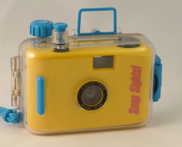 APP2180_01
Focus Free, f?/28mm
rotatif, 1 vit.
-
Nom: Snap Sights! (jaune)
Marque: SNAP SIGHTS; fabricant: -; publicité: -
Pays: Chine
Date: début: ?1990; fin: ??
Type: (CFFHf)
Dimensions: 98x67x32 (seul); 120x84x40 (caisson)mm; poids: 70 (seul); 130 (avec caisson)
Matière: plastique; Couleur: jaune/bleu
Surface sensible: film 135; format: 24x36mm
Objectif: nom: Focus Free; fabricant:?; ouv./focale: f?/28mm; fixation : fixe
Diaphragme: type: fixe; ouvertures: ?
Obturateur: nom: rotatif; fabricant: ?; vitesses: 1 vit.; pose: -
Retardateur: -; Armement: molette
Compte-vues: compteur; Protection 2 expos: oui
Synchro flash: -; flash intégré: -
Posemètre: type: -; plage: -; automatisme: -
Mise au point: type: fixe; mini: 1,2m; télémètre: -
Décentrement vert.: -; hor.: -; bascule avant: -; arrière: -
Viseur: galilée; Porte-accessoire: -; Niveau: -
Mode d'emploi: -
Commentaires:
étanche jusqu'à 3m
Appareil simple dans un boîtier étanche
http://www.underwatercameras.com.au
Appareil présenté
N° de série: -
N° objectif: -; N° obturateur: -
Accessoires: -; sac: caisson étanche
APP2180_01.jpg