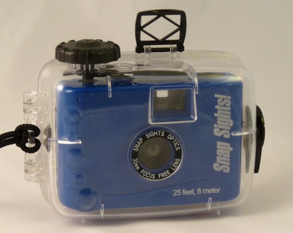 APP2181_01
Snap Sights optics, f?/30mm
rotatif, 1 vit.
-
Nom: Snap Sights! (bleu)
Marque: SNAP SIGHTS; fabricant: -; publicité: -
Pays: Chine
Date: début: ?1990; fin: ??
Type: (CFFHf)
Dimensions: ?mm; poids: ?
Matière: plastique; Couleur: bleu/noir
Surface sensible: film 135; format: 24x36mm
Objectif: nom: Snap Sights optics; fabricant:?; ouv./focale: f?/30mm; fixation : fixe
Diaphragme: type: fixe; ouvertures: ?
Obturateur: nom: rotatif; fabricant: ?; vitesses: 1 vit.; pose: -
Retardateur: -; Armement: molette
Compte-vues: compteur; Protection 2 expos: oui
Synchro flash: -; flash intégré: -
Posemètre: type: -; plage: -; automatisme: -
Mise au point: type: fixe; mini: 1,2m; télémètre: -
Décentrement vert.: -; hor.: -; bascule avant: -; arrière: -
Viseur: galilée; Porte-accessoire: -; Niveau: -
Mode d'emploi: -
Commentaires:
étanche jusqu'à 8m
Appareil simple dans un boîtier étanche
http://www.underwatercameras.com.au
Appareil présenté
N° de série: -
N° objectif: -; N° obturateur: -
Accessoires: -; sac: caisson étanche
APP2181_01.jpg
