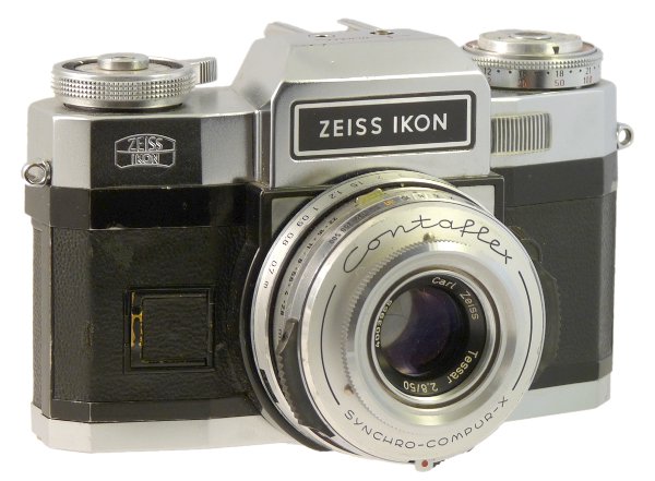 Ce Contaflex est le premier réflex 24x36 mono-objectif automatique avec une cellule CdS TTL
Nom : Contaflex Super BC (10.1273)
Marque : ZEISS IKONFabricant : Zeiss Ikon
Publicité : -
Pays : Allemagne
Date de début : 1965Date de fin : ~ 1971
Type : réflex mono-objectif 24x36 (MIFH)
Dimensions, fermé : XXXOuvert : XXX
Poids : XXX
Matière : métal gainéCouleur : noir, chromé
Surf. sensible : film 135Format : 24 x 36 mm
Objectif :
- Nom : TessarType : 4 éléments en 3 groupes
- Marque : Carl Zeiss
- Ouverture : 2,8Focale : 50 mm
- Fixation : fixeMonture : baïonnette
Diaphragme :
- Type : iris
- Ouverture : 2,8 à 22
Obturateur :
- Nom : Synchro-Compur-XType : central
- Marque : Deckel
- Vitesses : 1 s à 1/500 sPose : B
- Retardateur : oui
- Armement : couplé à l'avance du film
Film, plaque :
- Compte-vues 1 : compteur 36 vues
- Protection 2 expos : oui
- Avancement : levier
Flash :
- Synchro : X
- Flash interne : non
Posemètre :
- Type : CdS
- Plage : XXX
- Automatisme : XXX
Mise au point :
- Type : hélicoïdaleMinimum : 70 cm
- Télémètre : réflex TTL (SLR)
Viseurs :
- Viseur 1 : réflex TTL (SLR)
Autres :
Niveau à bulle : XXX
Porte-acc. 1 : sabot non synchroniséPorte-acc. 2 : -
Écrou de pied : 1/4 "
Déc. vertical : -Horizontal : -
Bascule avant : -Arrière : -
Commentaires : -
Liens web :-
Appareil présenté :
N° de série : L 96114 (~ 1966-67)
N° objectif : 4003955 (~ 1965)N° obturateur : -
Accessoires : Objectif Pro-Tessar 1:3,2 35 mm.
Filtre Skylight Ikolor C :
ACC1206
Notice : -
Commentaires : -
N° inventaire : APP2234_01
APP2234_01.jpg
