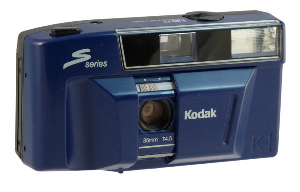 Nom : S series S100EF
Marque : KodakFabricant : Eastman Kodak Company, Rochester
Publicité : XXX
Pays : XXX
Date de début : 0Date de fin : 0
Type : compact 24 x 36 (CFFH)
Dimensions, fermé : XXXOuvert : XXX
Poids : XXX
Matière : XXXCouleur : XXX
Surf. sensible : film 135Format : 24 x 36 mm
Objectif :
- Nom : XXXType : XXX
- Marque : XXX
- Ouverture : XXXFocale : XXX
- Fixation : XXXMonture : XXX
Diaphragme :
- Type : XXX
- Ouverture : XXX
Obturateur :
- Nom : XXXType : XXX
- Marque : XXX
- Vitesses : XXXPose : XXX
- Retardateur : XXX
- Armement : XXX
Film, plaque :
- Compte-vues 1 : XXXCompte-vues 2 : XXX
- Protection 2 expos : XXX
- Avancement : XXX
Flash :
- Synchro : XXX
- Flash interne : XXX
Posemètre :
- Type : XXX
- Plage : XXX
- Automatisme : XXX
Mise au point :
- Type : XXXMinimum : XXX
- Télémètre : XXX
Viseurs :
- Viseur 1 : XXX
- Viseur 2 : XXX
- Viseur 3 : XXX
Autres :
Niveau à bulle : XXX
Porte-acc. 1 : XXXPorte-acc. 2 : -
Écrou de pied : XXX
Déc. vertical : XXXHorizontal : XXX
Bascule avant : XXXArrière : XXX
Commentaires : -
Liens web :-
Appareil présenté :
N° de série : XXX
N° objectif : XXXN° obturateur : XXX
Accessoires : -
Notice : XXX
Commentaires : -
N° inventaire : APP2373_01
APP2373
1:4,5 f=35mm
1/100s
-
Nom: S series S100EF
Marque: Kodak; fabricant: Eastman Kodak Company, Rochester
Pays: Hong-Kong
Date: début: 1987; fin: ~1993
Type: compact 24x36 (CFFHx)
Dimensions: 128x70x48mm; poids: 205g (sans piles)
Matière: plastique; couleur: bleu
Surface sensible: film 135; format: 24x36mm
Objectif: nom: -; fabricant: -; ouv./focale: 1:4,5 f=35mm; fixation : fixe
Diaphragme: type: coulissant; ouvertures: 3 ouvertures
Obturateur: nom: -; fabricant: -; vitesses: 1/100s; pose: -
Retardateur: -; Armement: molette
Compte-vues: compteur; Protection 2 expos: oui
Synchro flash: -; flash intégré: électronique
Posemètre: type: -; plage: 100-400; automatisme: manuel
Mise au point: type: fixe; mini: ?; télémètre: -
Décentrement vert.: -; hor.: -; bascule avant: -; arrière: -
Viseur: galilee; Porte-accessoire: -; Niveau: -
Mode d'emploi: -
Commentaires:
- 2 piles LR6
- a existé en blanc, rouge, noir, bleu
- identique aux Euro 35
- prix en 1988: $60
Réparation
Appareil présenté
N° de série: 3-038
N° objectif: -; N° obturateur: -
Accessoires: -; sac: étui plastique
APP2373_01.jpg