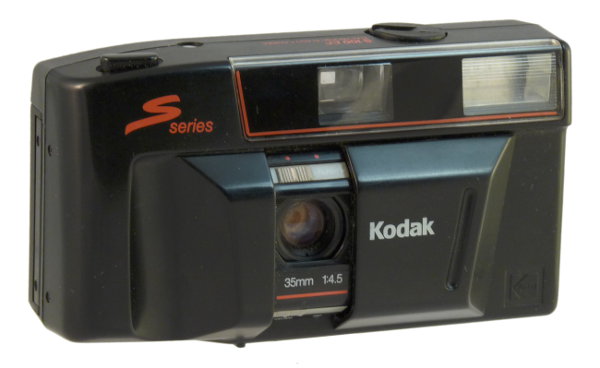 Nom : S series S100EF
Marque : KodakFabricant : Eastman Kodak Company, Rochester
Publicité : XXX
Pays : XXX
Date de début : 0Date de fin : 0
Type : compact 24 x 36 (CFFH)
Dimensions, fermé : XXXOuvert : XXX
Poids : XXX
Matière : XXXCouleur : XXX
Surf. sensible : film 135Format : 24 x 36 mm
Objectif :
- Nom : XXXType : XXX
- Marque : XXX
- Ouverture : XXXFocale : XXX
- Fixation : XXXMonture : XXX
Diaphragme :
- Type : XXX
- Ouverture : XXX
Obturateur :
- Nom : XXXType : XXX
- Marque : XXX
- Vitesses : XXXPose : XXX
- Retardateur : XXX
- Armement : XXX
Film, plaque :
- Compte-vues 1 : XXXCompte-vues 2 : XXX
- Protection 2 expos : XXX
- Avancement : XXX
Flash :
- Synchro : XXX
- Flash interne : XXX
Posemètre :
- Type : XXX
- Plage : XXX
- Automatisme : XXX
Mise au point :
- Type : XXXMinimum : XXX
- Télémètre : XXX
Viseurs :
- Viseur 1 : XXX
- Viseur 2 : XXX
- Viseur 3 : XXX
Autres :
Niveau à bulle : XXX
Porte-acc. 1 : XXXPorte-acc. 2 : -
Écrou de pied : XXX
Déc. vertical : XXXHorizontal : XXX
Bascule avant : XXXArrière : XXX
Commentaires : -
Liens web :-
Appareil présenté :
N° de série : XXX
N° objectif : XXXN° obturateur : XXX
Accessoires : -
Notice : XXX
Commentaires : -
N° inventaire : APP2374_01
APP2374
1:4,5 f=35mm
1/100s
-
Nom: S series S100EF
Marque: Kodak; fabricant: Eastman Kodak Company, Rochester
Pays: Hong-Kong
Date: début: 1987; fin: ~1993
Type: compact 24x36 (CFFHx)
Dimensions: 128x70x48mm; poids: 205g (sans piles)
Matière: plastique; Couleur: noir
Surface sensible: film 135; format: 24x36mm
Objectif: nom: -; fabricant:-; ouv./focale: 1:4,5 f=35mm; fixation : fixe
Diaphragme: type: coulissant; ouvertures: 3 ouvertures
Obturateur: nom: -; fabricant: -; vitesses: 1/100s; pose: -
Retardateur: -; Armement: molette
Compte-vues: compteur; Protection 2 expos: oui
Synchro flash: -; flash intégré: électronique
Posemètre: type: -; plage: 100-400; automatisme: manuel
Mise au point: type: fixe; mini: ?; télémètre: -
Décentrement vert.: -; hor.: -; bascule avant: -; arrière: -
Viseur: galilee; Porte-accessoire: -; Niveau: -
Mode d'emploi: -
Commentaires:
- 2 piles LR6
- a existé en blanc, rouge, noir, bleu
- identique aux Euro 35
- prix en 1988: $60
Réparation
Appareil présenté
N° de série: 3-118 H
N° objectif: -; N° obturateur: -
Accessoires: -; sac: -
APP2374_01.jpg