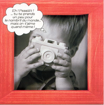 Enfant tenant un appareil photo(CAP0070)