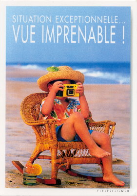 Enfant prenant une photo sur une plage(CAP0084)