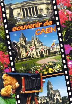 Texte recto : « souvenir de Caen »
Texte verso : « Caen (Calvados) »
Vue recto : 3 photos de la ville.
Ourson en peluche avec une chambre à soufflet.
Date : < 2004
Pays : France
Éditeur : Le Goubey, Caen / Alliance Carterie / production Leconte
Type : CPMFête : -
Dos : divisé
Écrite : nonTimbre : -
Date : -Lieu : -
Forme : coins carrésFormat : 104 x 149 mm
Matériel présenté : chambre en bois sur pied
Référence : A 1151
Commentaires : -
Liens web : -
N° inventaire : CAP0277
CAP0277.jpg