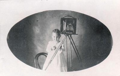 Enfant photographe, chambre carrée(CAP0539)