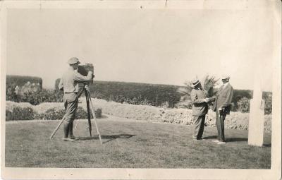 2 hommes se faisant filmer par un troisième(CAP0641)