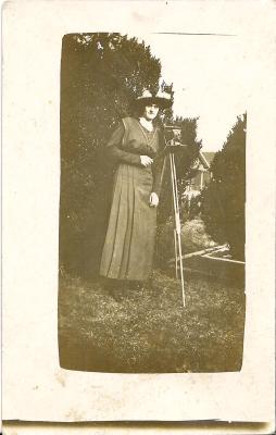 Femme avec un folding sur pied(CAP0644)