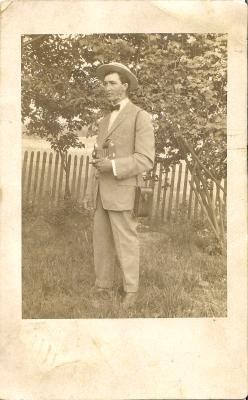 Jeune homme avec un folding Kodak(CAP0645)