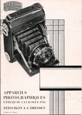 CAT0024
Appareils photographiques
Extrait du catalogue 1933
-
Marque: Zeiss Ikon
Date: 1933
Langue: fr
Pages: 28 ; Format: 150 x 211 mm
Référence: C 505b Fr. Suisse
Table des matières:
- Objectifs et obturateurs Zeiss Ikon
- Baby-Box 3x4 (54/18)
- Ikonta 3x4 (520/18)
- Colibri 3x4 (523/18)
- Contax (540/24)
- Box Tengor, Ikonta 4,5x5
- Box Tengor, Ikonta 6x9, 6,5x11
- Icarette (500/12, 500/2, 500/15)
- Icarette, Nixe (551/2, 551/17, 551/6)
- Maximar (207/3, 207/7, 203/9)
- Trona (214/3, 214/7)
- Ideal (250/3, 250/7, 250/9, 250/11)
- Nettel (870, 870/3, 870/7, 870/9, 870/11)
- Miroflex (859/3, 859/7)
- Films Extra-Rapide, Ortho-Ultra-Rapide
- Accessoires pour la photo miniature
- Appareils d'agrandissement: cône Bob, tireuse Hélinox, agrandisseur Mirette, Magniphot, Miraphot, Mirax
- Pieds, réflecteur Nitraphot, posemètre Diaphot
Commentaires:
CAT0024.jpg