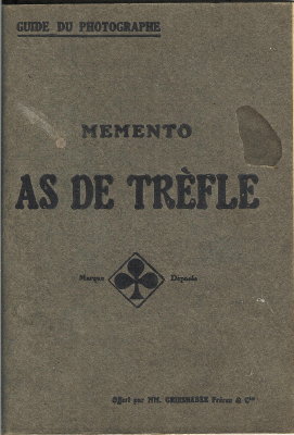 Mémento As de Trèfle (1re édition de 1921)
Marque : AS DE TREFLE
Date : - 1921
Pays : FranceLangue : fr
Référence : XXX
Format : XXXPoids : XXX
Pages : 128
Table des matières : - Traitement des plaques négatives
- Traitement des plaques positives
- Traitement des papiers
- Formules, recettes et tours de main
- Appendice
Pages du catalogue : -
Commentaires : avec correction de tarif: octobre 1921, mars 1922
avec courrier
Liens web : -
N° inventaire : CAT0132
CAT0132.jpg