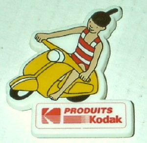 Kodakette sur scooter jaune, Produits Kodak
Fabricant: Kodak ; Marque: Kodak
Date: GAD0156.jpg