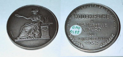 Fabricant: ? ; Marque: Kodak
Date : 1952
Pays : France
Dimensions : Ø = 38 mm
Commentaires:
- Médaille Kodak Pathé , pour les 20 ans de travail de Mme Marcelle Vimard.
- Médaille de Brenet.
- Écrin rouge.
GAD0188.jpg