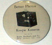 Reproduction d'une publicité d'époque.
« Better photos with Kewpie Kameras
sold only by
Sears, Roebuck and Co.
Chicago - Philadelphia - Dallas - Seattle »
Marque : -Fabricant : ???
Publicité : Conley
Pays : États-Unis
Date de début : < 2003
Dimensions : Ø = 58 mm Poids : 9 g
Code EAN13 : -
Commentaires : -
Liens web : -
N° inventaire : GAD0608
GAD0608.jpg