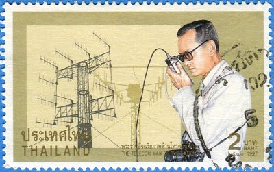 Pays: Thaïlande
Date d'émission: 1997
Valeur faciale: 2 baht
Dimensions: 48x30mm
Conception: ?
Réf: ?
Etat: oblitéré
Série: -
Commentaires: le roi avec un appareil photo autour du cou
PHI0434.jpg